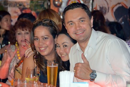 Dmitry Chernyshev (right) poses for a photo with Jeena Saguansap (left) and Kamutporn Chaiwong.