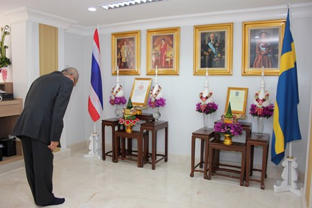 H.E. Chatchawal pays his respect to Their Majesties the King and Queen of Thailand and to Their Majesties the King and Queen of Sweden.