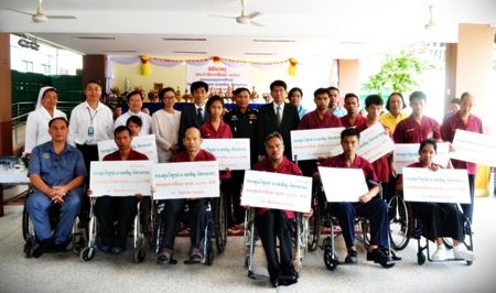 Yanyong Pattaloha, founder of the Withoon-Nuanphen Pattaloha Fund, donated 14 scholarships, each worth 10,000 baht.