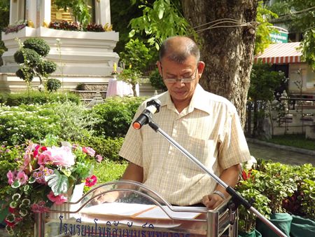 Prasert Sopharak, the first alumnus of the school, reads the biography of school founder Bunmee Akhapunyo.