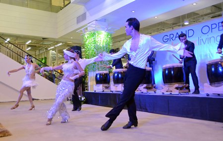 Beautiful and handsome dancers were a popular special attraction during the opening of the new Index Living Mall branch on Sukhumvit Road.