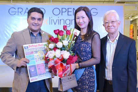 Kamolthep Malhotra, General Manager of Pattaya Mail Media, congratulates Kridchanok and Pisit Patamasatayasonthi on the opening of Index Living Mall’s newest branch in Pattaya.