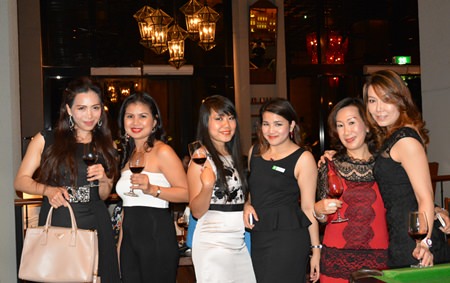 Juthamard Boonchinwudtikun (3rd right), Public Relations Executive of the Holiday Inn Pattaya, poses for a photo with the guests.