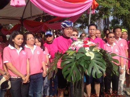 Wattana Withayakul from Region 3’s Office of the Chief Justice announces the start of the ‘Bicycle for Fun with Pattaya Courthouse’ event.