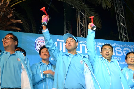 Pattaya Mayor Itthiphol Kunplome sounds the horn to set the athletes on their way.
