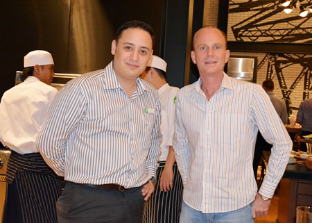 Bernardo de la Garza (left), Director of F&B, Holiday Inn Pattaya chats with John Manley (right), Executive Assistant Manager of the Hard Rock Pattaya.