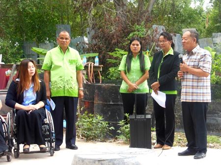 Mayor Mai Chaiyanit hands over the property to the family.
