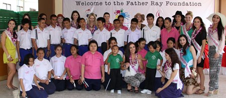 The visitors were moved by the performances from the blind students.