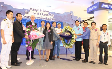 Mayor Itthiphol Kunplome (4th right) and leaders from participating organizations kick off the “Pattaya in Love: City of Ocean Arts” project.