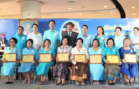 Mayor Itthiphol Kunplome (3rd left) and Mana Yaprakam (4th left), president of the Pattaya Culture Council, present certificates to Pattaya’s best mothers for 2014.