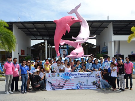 Sophon Cable TV thanked its customers by treating them to a dolphin show in Pattaya.