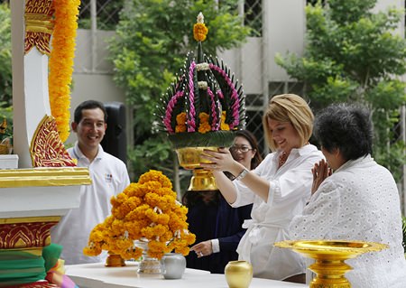 Holiday Inn General Manager Kate Gerits offers a flower cone as part of the religious ceremonies marking the opening of Holiday Inn Pattaya’s new Executive Tower.