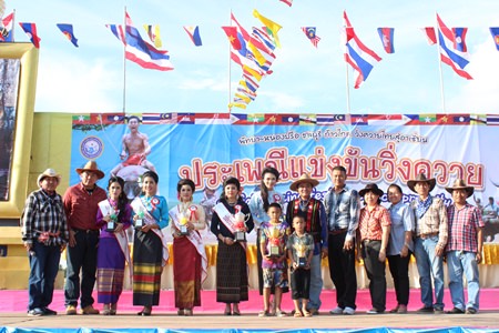 Champion owners, riders and beauty contestants pose for the cameras.