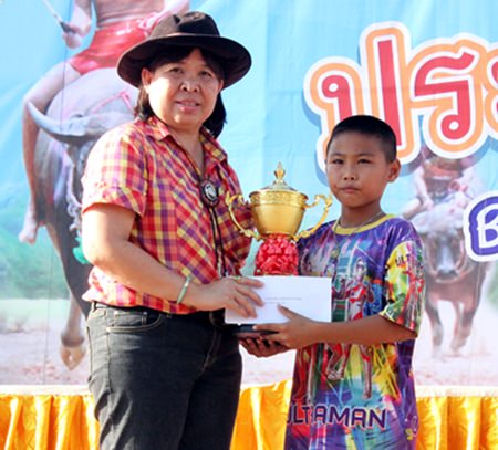 Anyamanee Khumjan, permanent secretary of Nongprue municipality (left) hands the trophy and 6,000 prize money to 14-year old N’ Wai Ban Mabphai, the winner of the ‘Big’ level.