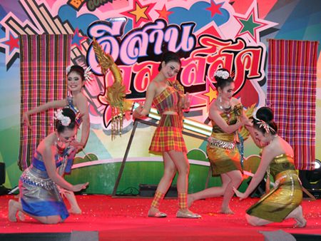 Five young ladies perform a traditional Isaan dance.