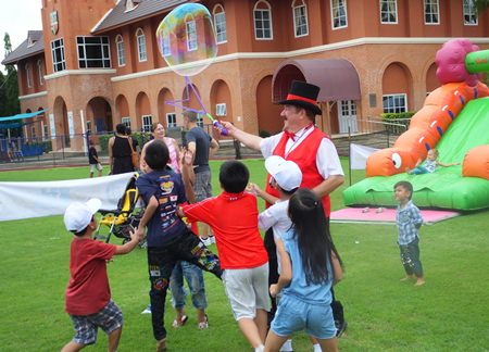 Doc Penguino entertains the children at the TFi Free Kids Zone. (Photo by Rodney Charman)