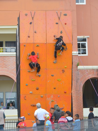 The climbing wall allows kids to show their climbing skills.
