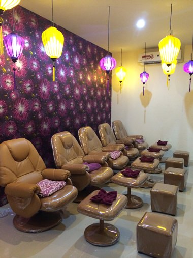 The spa is reminiscent of a room in an Indian palace, with its colorful hanging lamps and beautiful wallpaper.