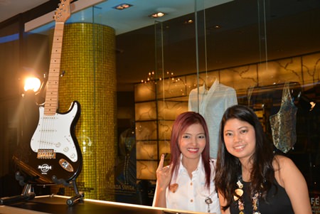 The reception table with two charming HRH Band members ‘Yuuyee and Pinto’, giving the guests a warm welcome.