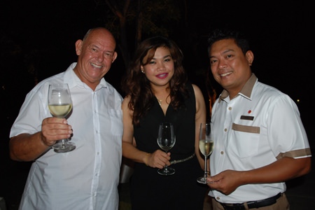 (L to R) Rodney James Charman, Koonlapatporn Intarasing, Key Account Specialist (Horega) of Siam Winery, and Thanakiti Saivichittree, Food & Beverage Manager of Amari Pattaya.