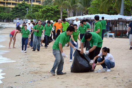Members of the InterContinental Hotels Group & Holiday Inn Pattaya took to the beach with protective gloves and black bags to assist in cleaning things up.