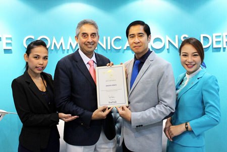 Vijay K Verghese (center left), Editor& Director, Dancing Wolf Media, hands the prestigious award to Songkrot Palakawong Na Ayuthaya (center right), Director - Corporate Affairs & Events of Bangkok Airways.