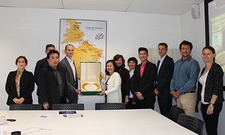 TAT’s Deputy Governor for Tourism Products and Business, Mrs. Vilaiwan Twichasri (middle) and Mr. Jean-Etienne Amaury, Chairman of the Amaury Sport Organisation (4th, left) 