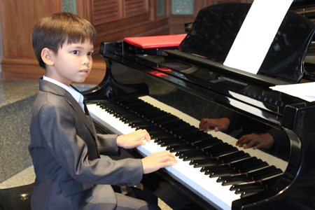 Seven-year-old Ben Khinkhunthod, an exceptionally talented child prodigy won the hearts of the whole audience.