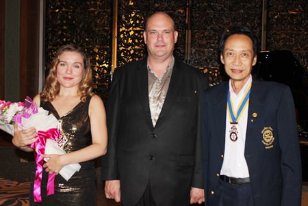 Vutikorn Kamolchote (right) President of the Rotary Club of Jomtien-Pattaya congratulates and thanks the stars for an outstanding performance.