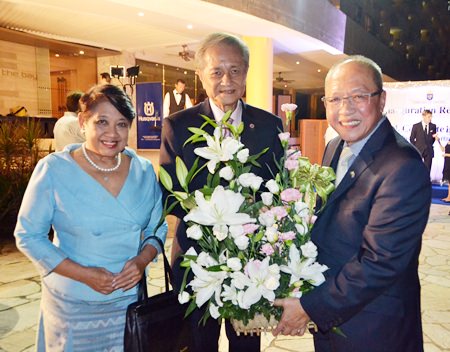 Khunying Songsuda and Dr. Suvit Yodmanee congratulate the new Honorary Consul Chatchawal.