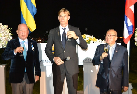 The three honourable gentlemen raise their glasses in a toast to H.M. King Carl XVI Gustav of Sweden and HM King Bhumibol Adulyadej of Thailand. 