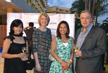 Sue Kukarja (PMTV), Kate Gerits (Holiday Inn Pattaya), Ploy and Rene Pisters (Thai Garden Resort) enjoy the evening.