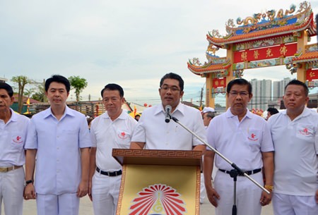 Former MP Poramet Ngampichet, Banglamung District Chief Sakchai Taengho, and former Minister of Culture Sonthaya Kunplome represent the Sawang Boriboon Foundation.