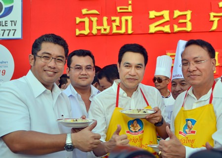 Former Minister of Culture Sonthaya Kunplome (left) and friends give their thumbs up to the heavenly rice.