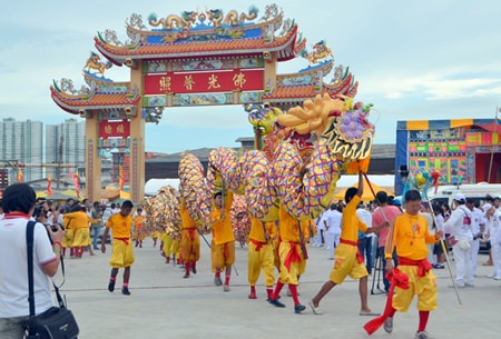 The dragon parade makes its way to the front Sawang Boriboon Thammasathan.