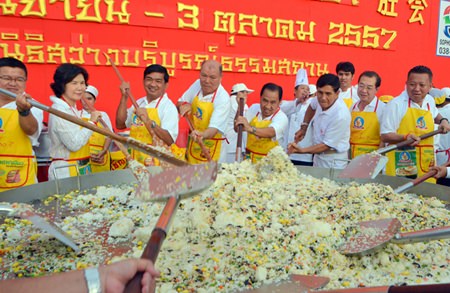 Honored guests stir the Khao Thip 5 Mongkol (Five Auspicious Celestial Rice) to serve the 5000 people attending the opening of this year’s Pattaya Vegetarian Festival.
