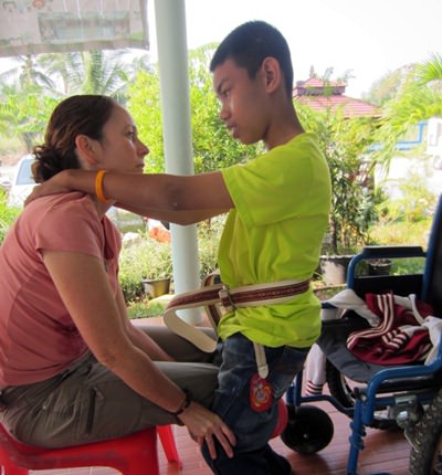 Laurie Bastien, a volunteer working with WWM, working with Nung at the Khru Boon Choo Centre in Ban Chang.