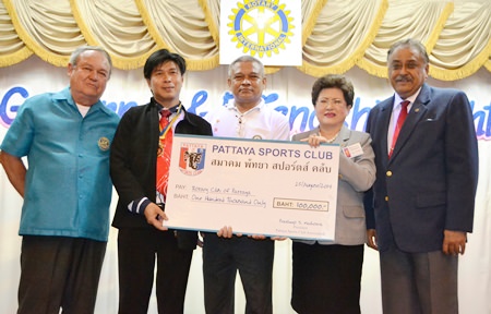 Peter Malhotra (right) president of the Pattaya Sports Club Association, presented a cheque for 100,000 baht to the Rotary Club of Pattaya. (l-r) PDG Premprecha Dibbayawan, President Satienpong Khamnon, PP Jamlong Phassara, and DG Rachnee Euprasert.