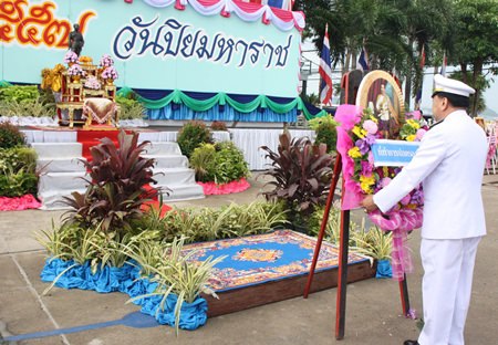  In Sattahip, District Chief Phawat Lertmukda lays a wreath at the district’s monument, expressing their loyalty to the memory of HM King Chulalongkorn.