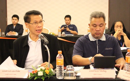 DASTA Deputy Director Damrong Saengkaweelert and Pattaya project chief Thaweepong Wichaidit meet with relevant officials to continue work on a master plan to bring order to the Pattaya region’s chaotic transportation system.
