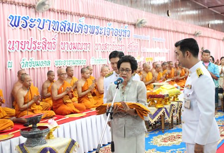 Monta Srichote chairs the Thod Kathin Ceremony in honor of His Majesty King Bhumibol Adulyadej.