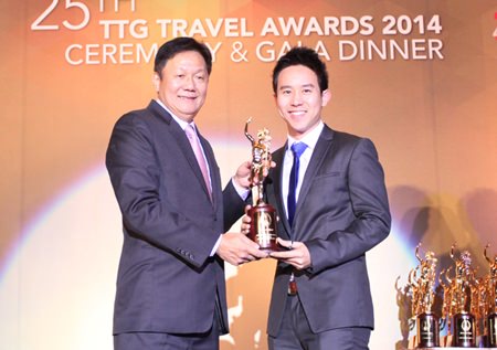Royal Cliff Hotels Group Executive Director Vitanart Vathanakul (right) receives the TTG Travel Hall of Fame Award 2014 from Darren Ng, Managing Director of TTG Asia Media Ltd. at the 25th Annual TTG Awards 2014 Ceremony & Gala in Bangkok.