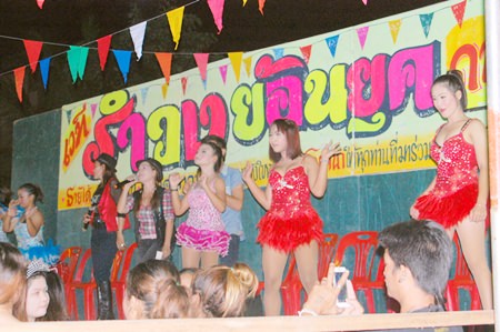 Boon Kanjanawararam Temple’s Loy Krathong event features Thai folk dance music.