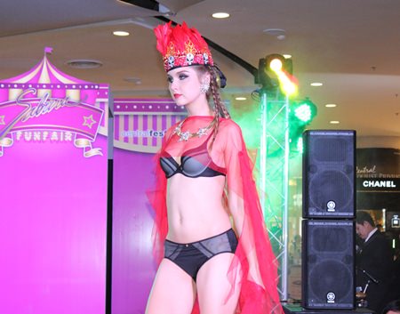 Central Festival Pattaya Beach kicked off the winter season with a lingerie fashion show.