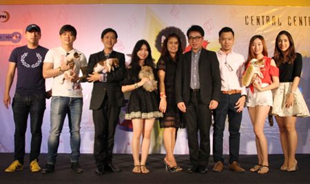 Pattaya City Council Vice President Rattanachai Sutidechanai and Central Center Pattaya General Manager Sajan Nhakbhun preside over the opening ceremony of “The Musical Festival” for dogs and dog lovers.