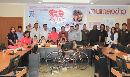 Nongprue Mayor Mai Chaiyanit (center) joins Piangta Chumnoi, director of Ban Jing Jai Foundation, and Panuwat Sriboon-ngam from Racerg.net, to announce the 4th Ban Jing Jai charity bicycle ride will take place November 22.