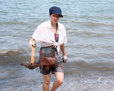 A Russia volunteer helps clean the sea.