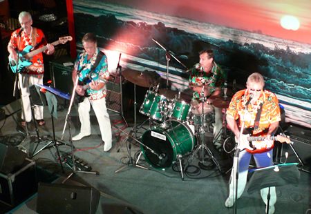 The Amari’s Mantra restaurant a tribute to the Endless Summer, with Pattaya’s “Beach Boys” led by Barry Upton on lead guitar.