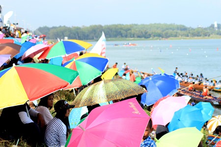 Crowds packed the banks of the reservoir to enjoy the sporting spectacle and fine weather.