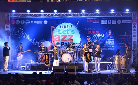 The Duriyang Navy Band got the musical event underway in fine style.